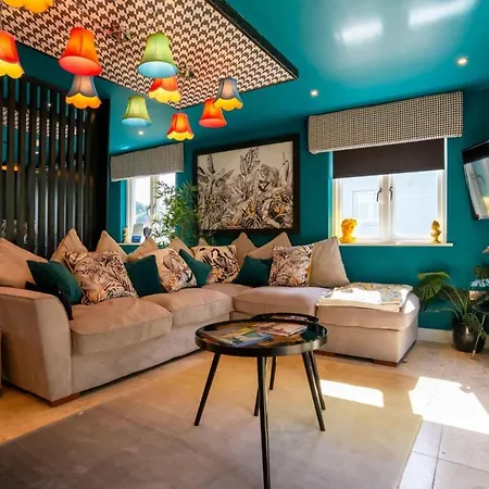 Luxurious Cosy And Contemporary 4 Bedroom - Trewhiddle V3 *