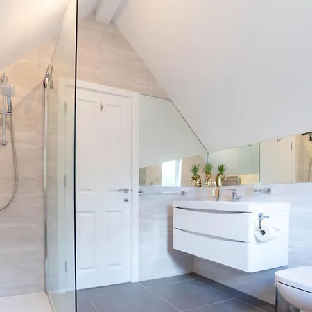 Luxurious Cosy And Contemporary 4 Bedroom - Trewhiddle V3