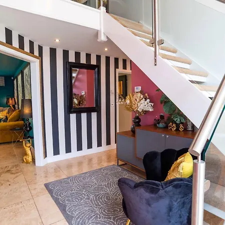 Luxurious Cosy And Contemporary 4 Bedroom - Trewhiddle V3